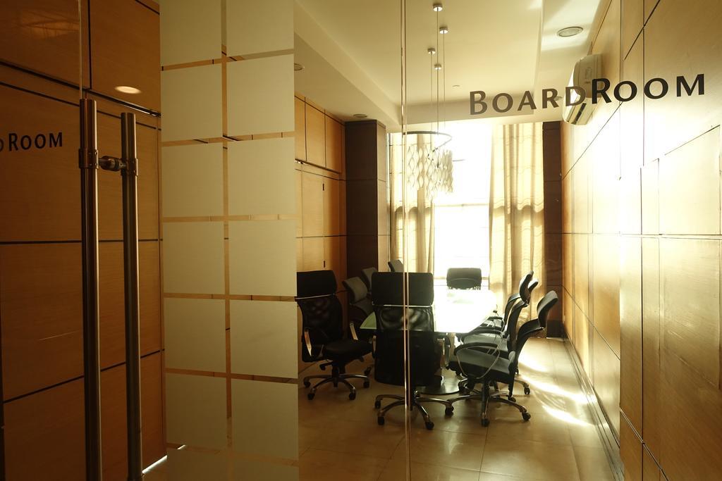 Luxury Condo At Forbeswood Parklane The Fort Bgc Makati City Exterior photo